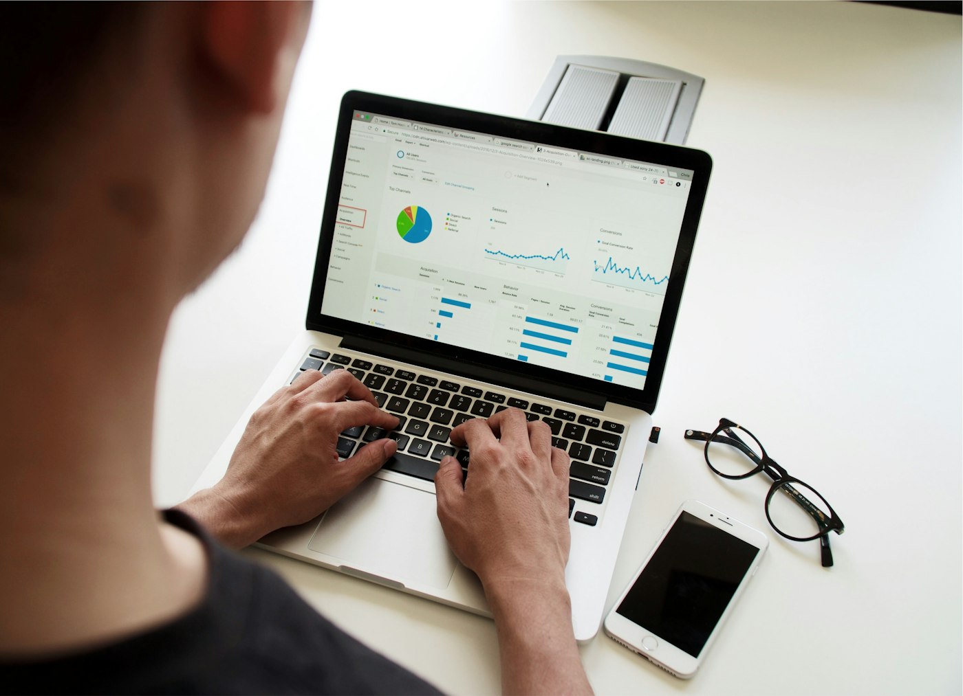 Laptop con gráficos financieros