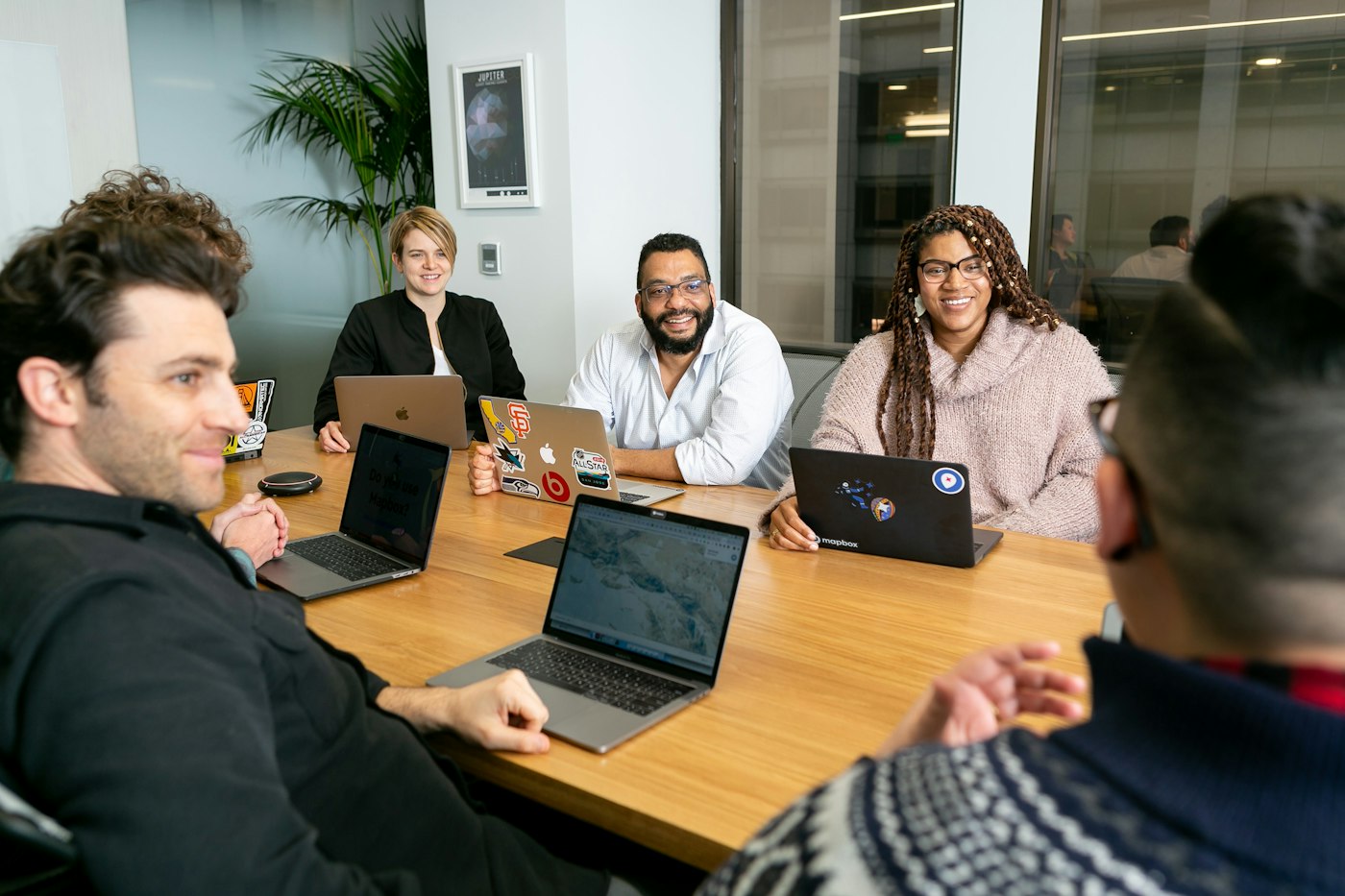 Reunión de equipo en mesa de trabajo